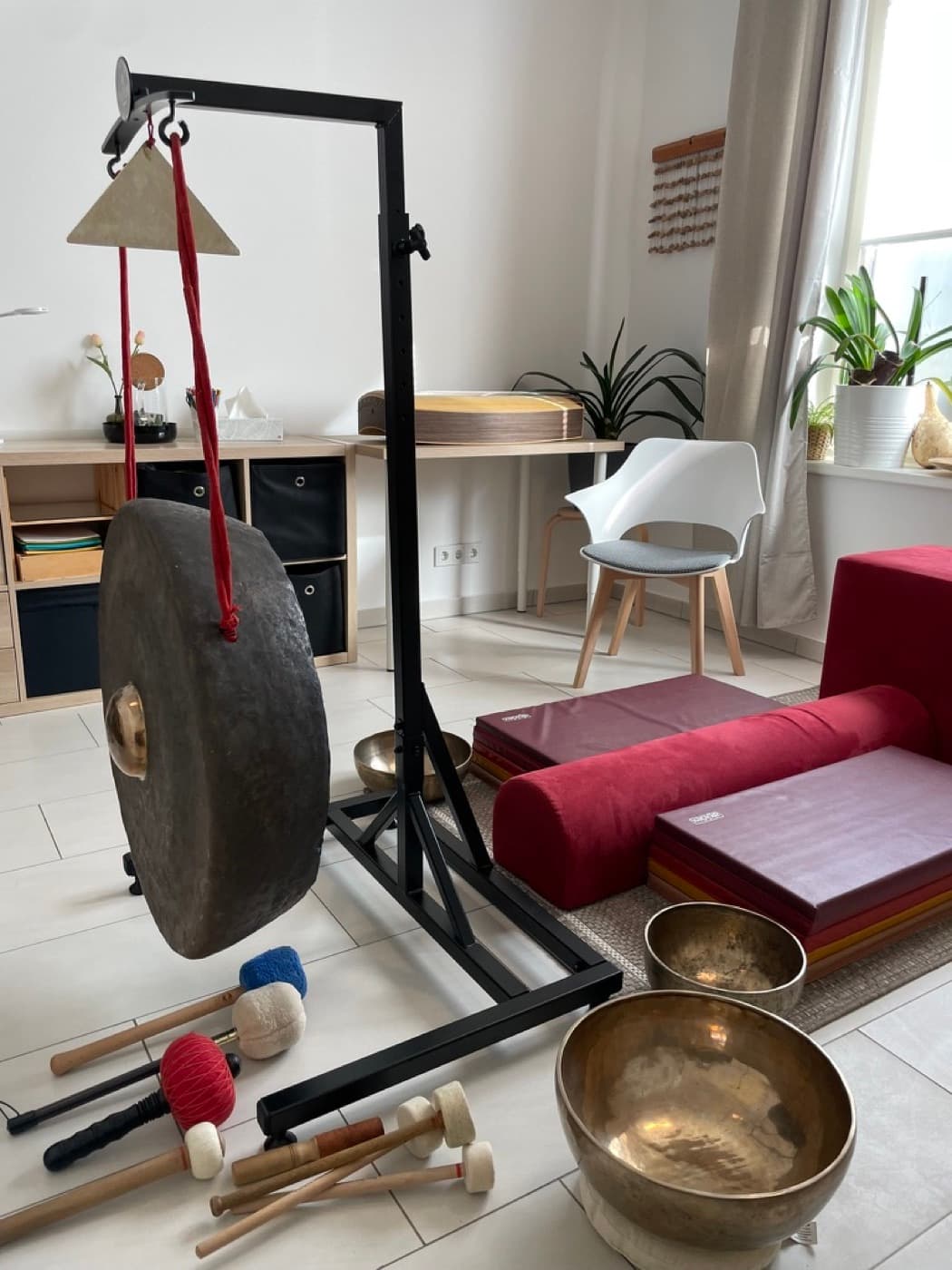 Großer Gong und Klangschalen als Teil einer persönlichen Klangsession in Bernau