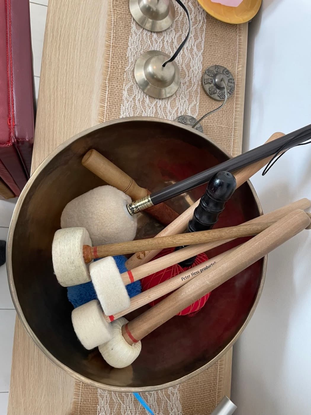 Klangschale und Schlägel als Teil einer persönlichen Klangsession
